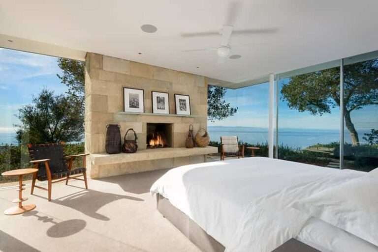 Las paredes de cristal de esta casa ofrecen unas bonitas vistas de la zona