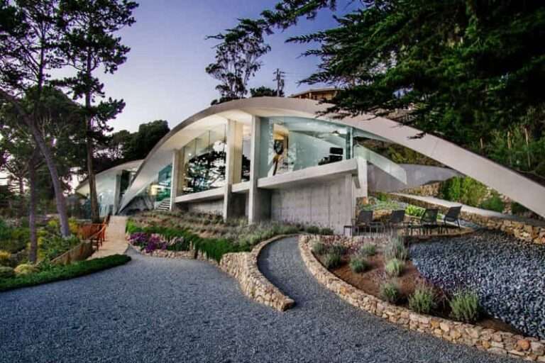 Casa escultural donde se combina acero inoxidable, hormigón y cristal para un diseño llamativo