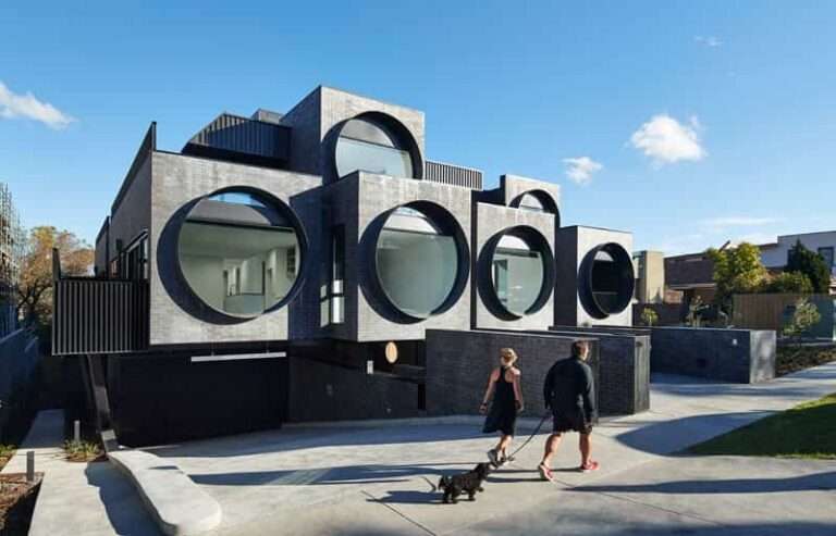 Apartamento moderno donde destacan las ventanas redondas de su fachada