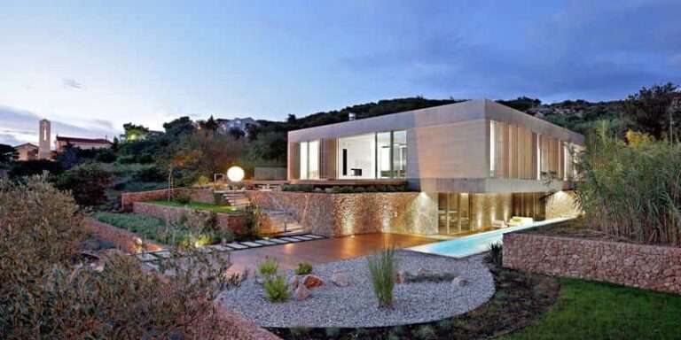Esta casa isla tiene una gran terraza ajardinado y un patio interior con un olivo