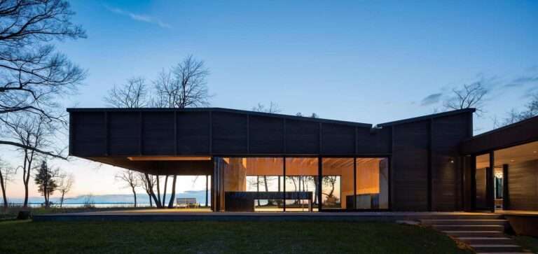 Residencia situada en el lago Michigan que tiene un techo con forma de mariposa