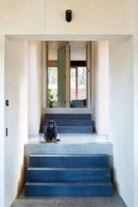 Casa de dos mitades, zona social y de descanso separadas