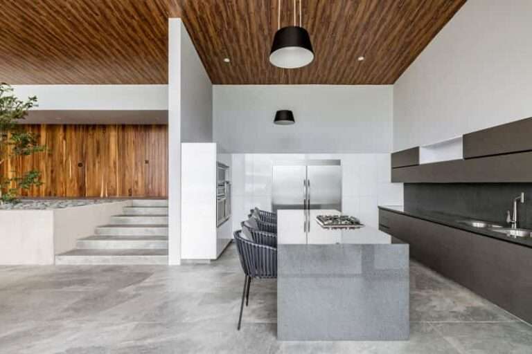 Casa con techo inclinado para una mejor vista del lago