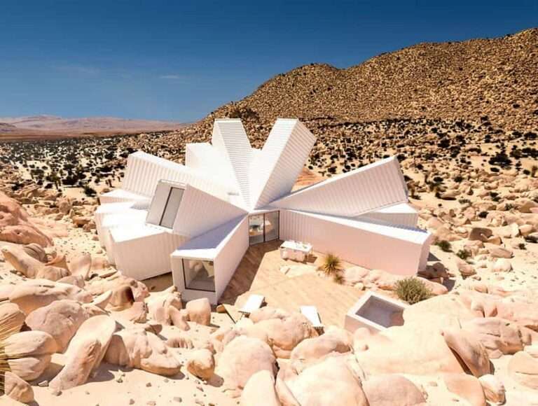 Diseñan una casa con contenedores de mercancías en mitad del desierto de California