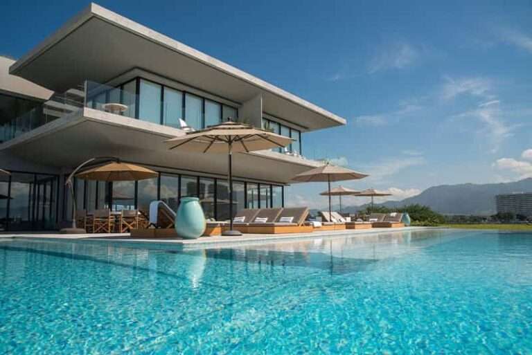 El interior de esta moderna casa mexicana da paso amplios espacios al aire libre