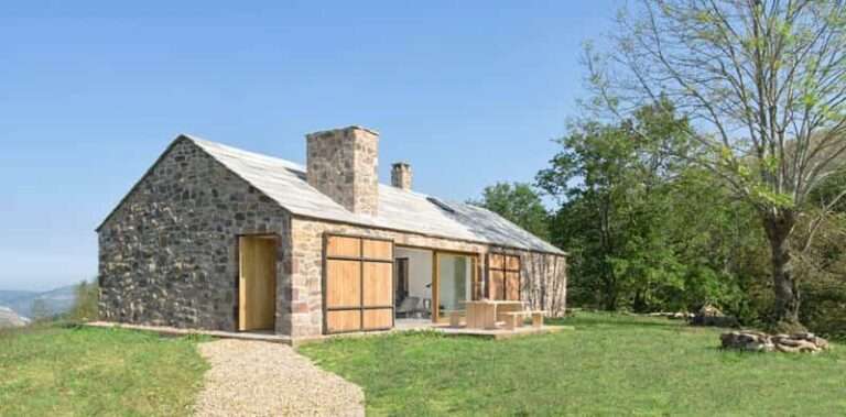 Esta casa de piedra en España esconde un interior contemporáneo con paredes blancas