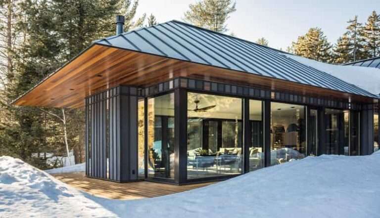 Disfruta de esta casa de campo revestida de metal rodeada por el bosque