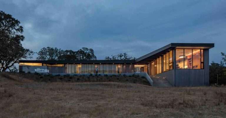 Diseño moderno de una casa con vistas panorámicas al valle de Sonoma