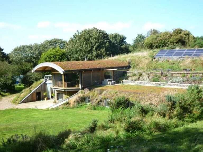 7 casas protegidas por la tierra que promueven la vida sostenible