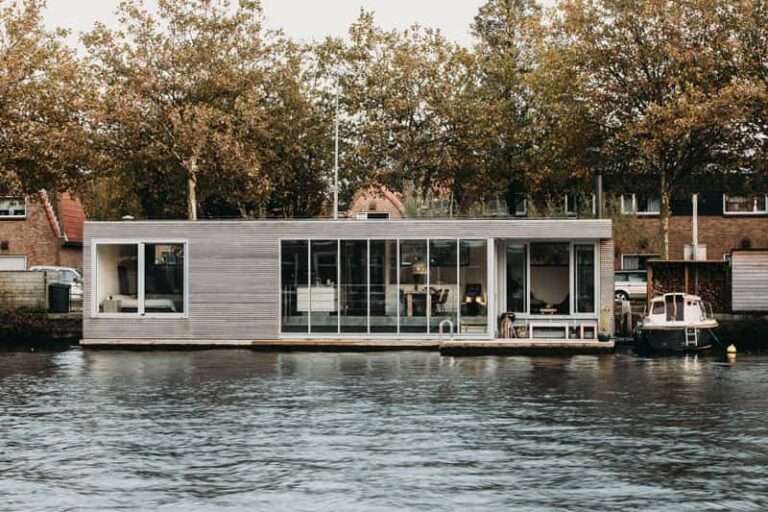 Moderna casa flotante ubicada en un río en los Países Bajos