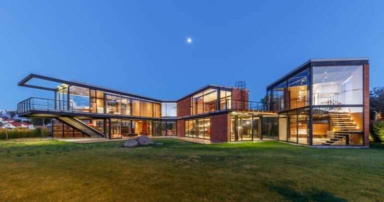 Casa Ortega, fachada de cristal para una mejor iluminación