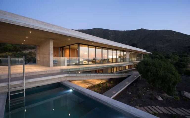 Diseñan una moderna casa de hormigón con una piscina en el voladizo