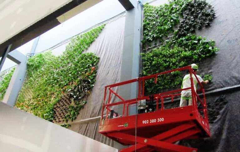 Ignacio Solano diseña un jardín vertical en Alcorcón de 300 metros cuadrados
