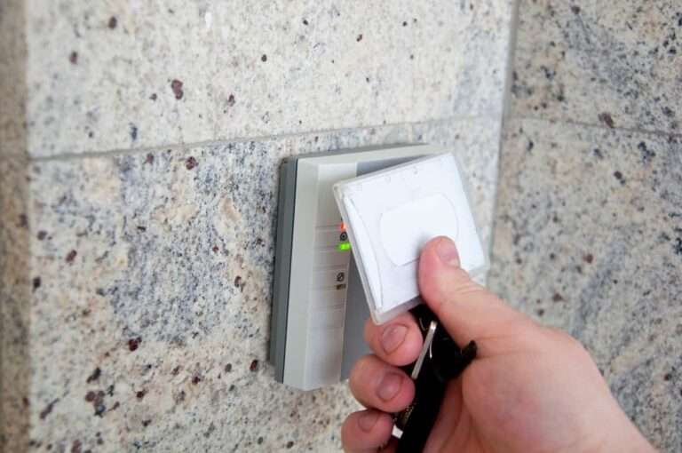 Puertas de entrada y control de accesos: tecnología y diseño a favor de la seguridad