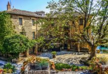 Piedras y madera para construir esta moderna casa multinivel