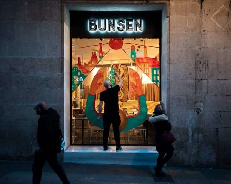 El Dios de los Tres y los alumnos de Elisava diseñan las cristaleras de la hamburguesería Bunsen