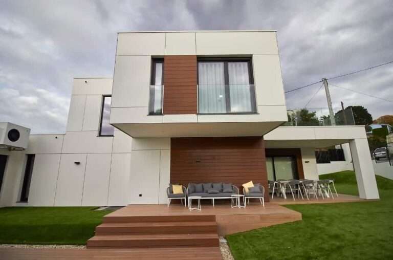 Edificio de estilo moderno donde la madera tiene mucho que decir