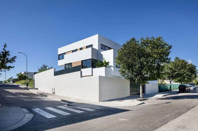 Vivienda unifamiliar con una geometría limpia