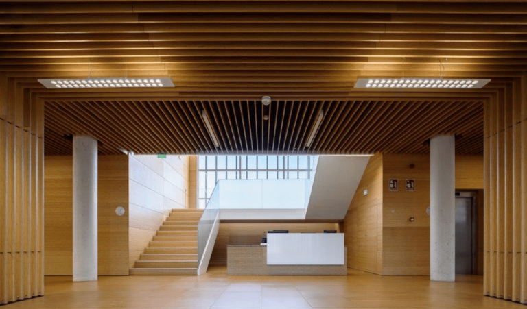 Contraste de materiales y funcionalidad para la sede de la Tesorería General de la Seguridad Social de Motril