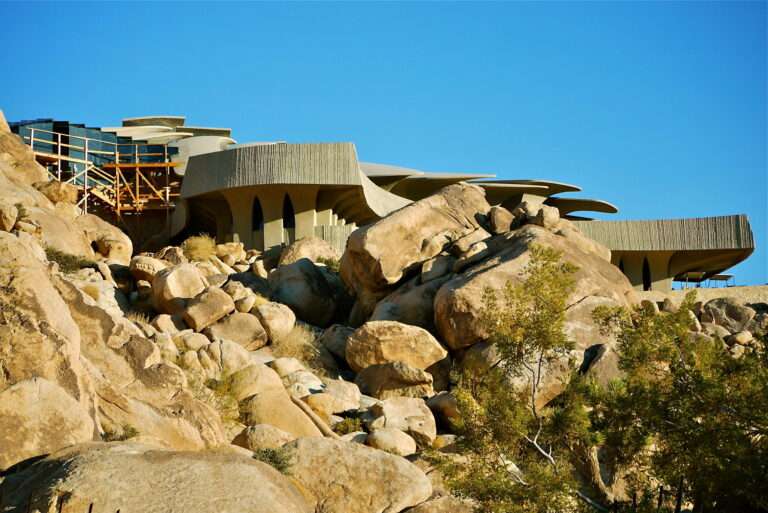 10 impresionantes ejemplos de construcciones arquitectónicas sobre rocas