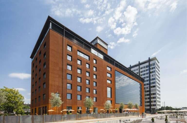 Sto lanza al mercado una fachada ventilada con paneles fotovoltaicos integrados