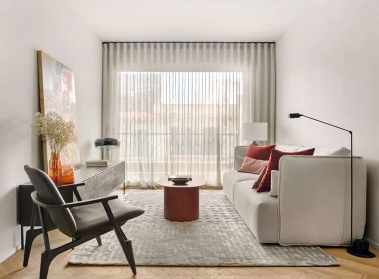 Un piso pequeño convertido en un hogar acogedor y funcional