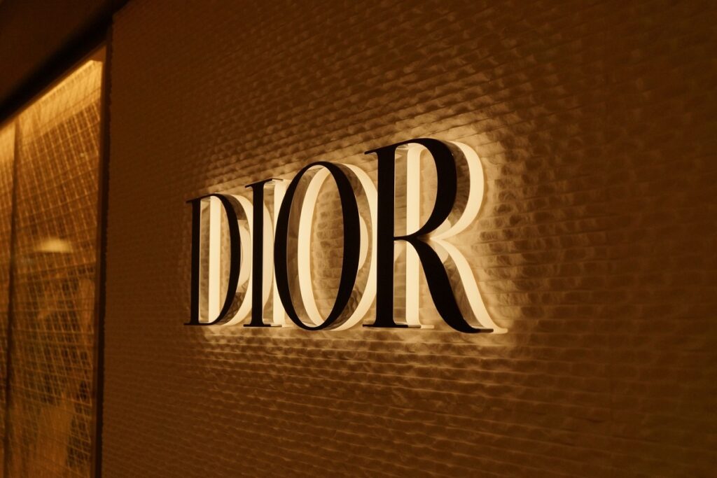 letras grandes luminosas