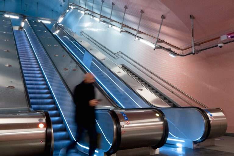 ONIX recrea los cielos de París en las bóvedas del metro