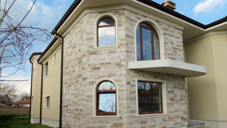 Revestir la pared exterior de tu hogar con piedra decorativa