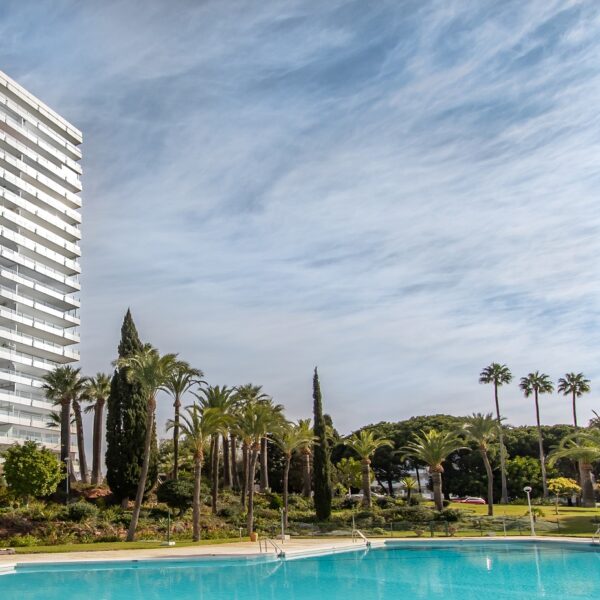 El apartamento con terraza más increíble está en Marbella y es obra de Archidom Studio