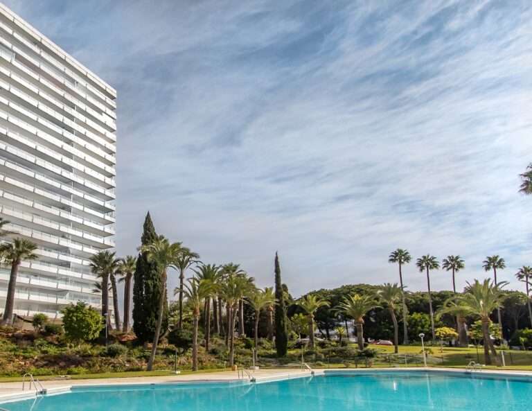 El apartamento con terraza más increíble está en Marbella y es obra de Archidom Studio