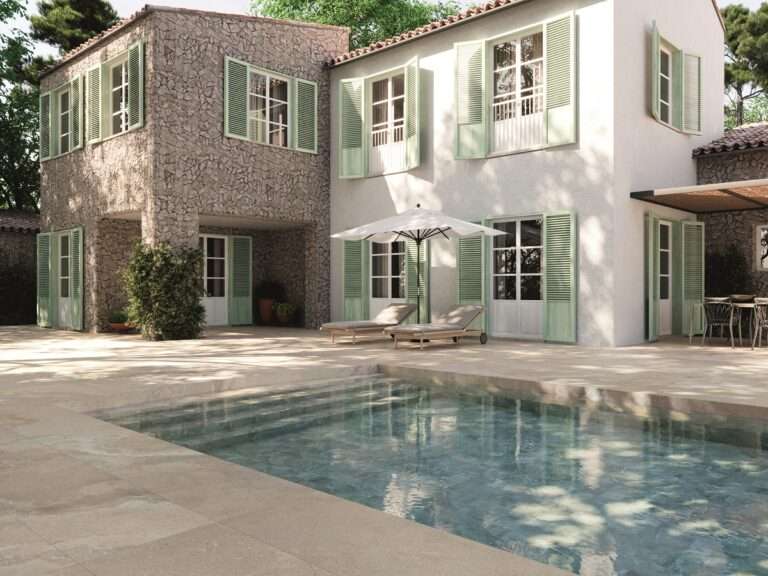 Juegos de luz y movimiento en las piscinas de cerámica