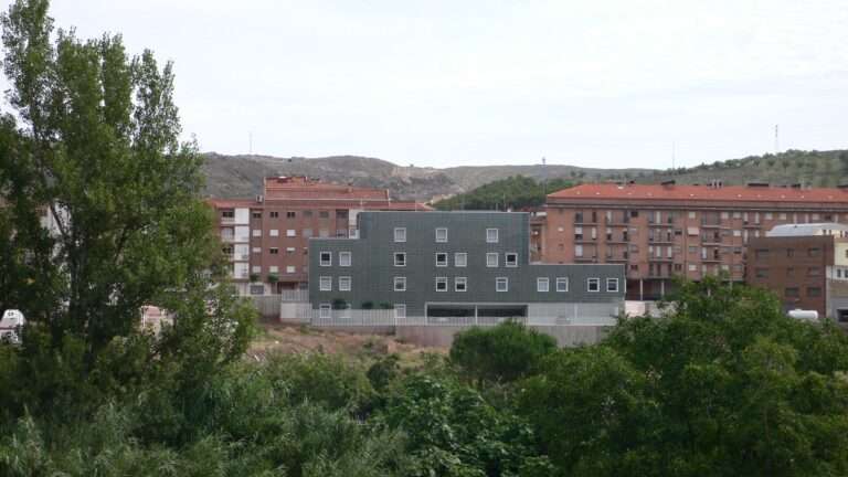 Una fachada camaleónica de Faveker protege el centro de Centro de Salud de Illueca