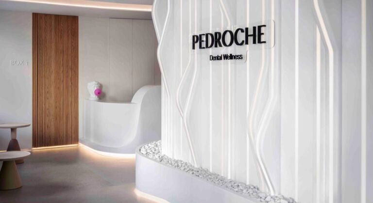 Mural con efecto WOW: proyecto realizado en HIMACS para una clínica dental de vanguardia en Madrid