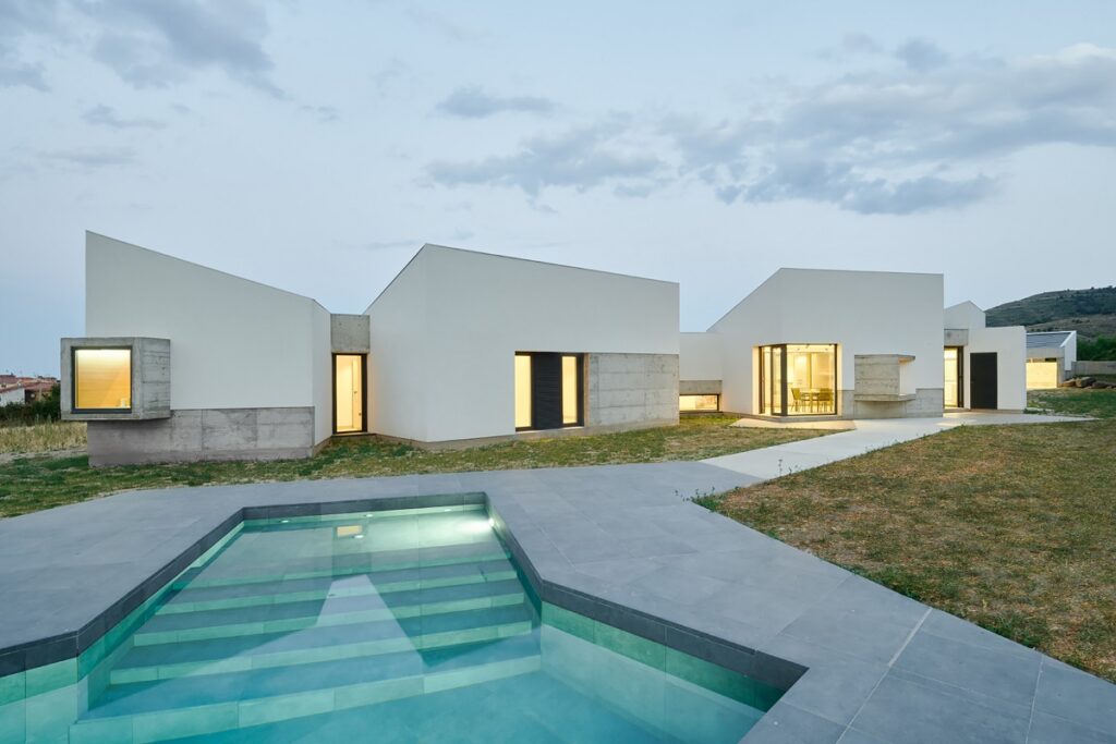 Gres Aragón resuelve la piscina y el conjunto arquitectónico de Casa EA