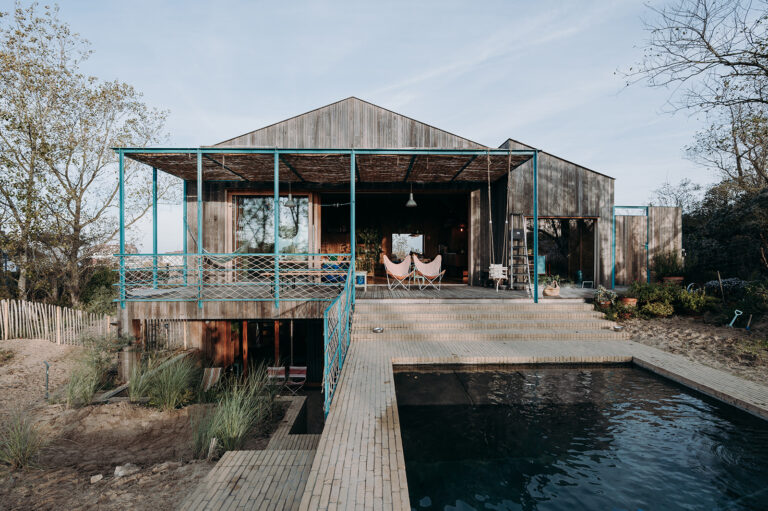 Casa Dunas: un refugio sostenible en medio de las dunas de Oostduinkerke