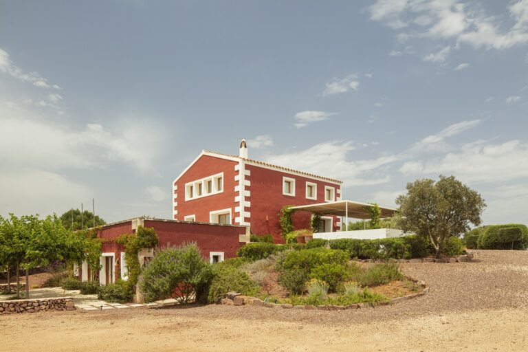 Casa THC: transformación de una antigua casa en una vivienda contemporánea