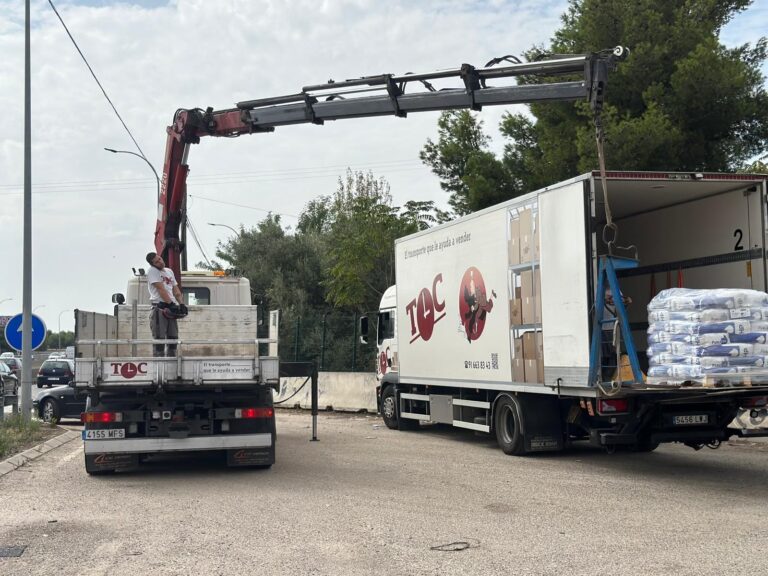 Top Courier consolida su experiencia en el transporte con camión grúa para mercancías pesadas