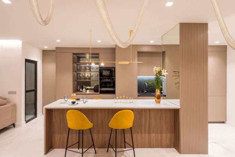 Una vivienda en Canarias de los años 70 se reinventa en un open space lleno de arte