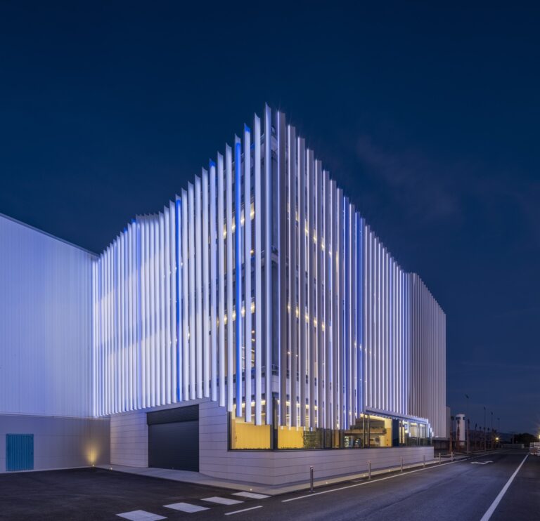 Arquitectura de precisión industrial y sensibilidad natural para la nueva sede de Extrusax