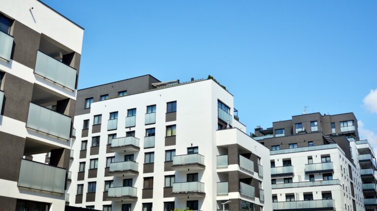 Grupo Ayuso impulsa las reformas de septiembre con sus ventanas EIRA 60 CORE