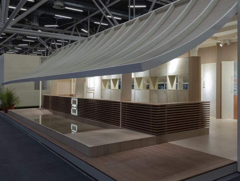 Una arquitectura de calma y precisión, espacio efímero de Exagres