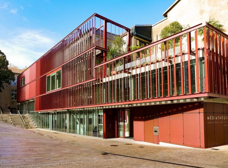 La Mediateca de Bayona Garantiza su Futuro Visual y Normativo con Barandillas de Comenza