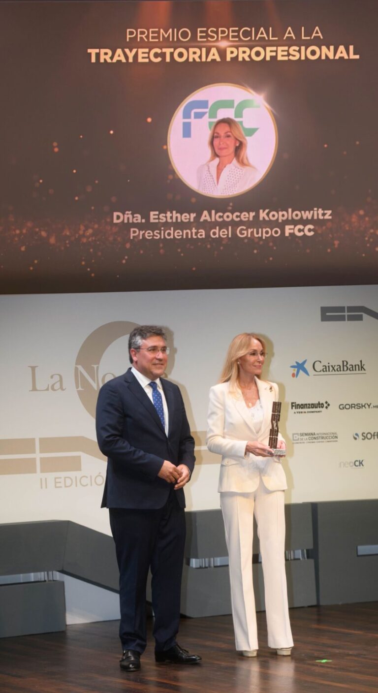 Esther Alcocer Koplowitz Recibe el Premio de Honor de la CNC por su Trayectoria Profesional