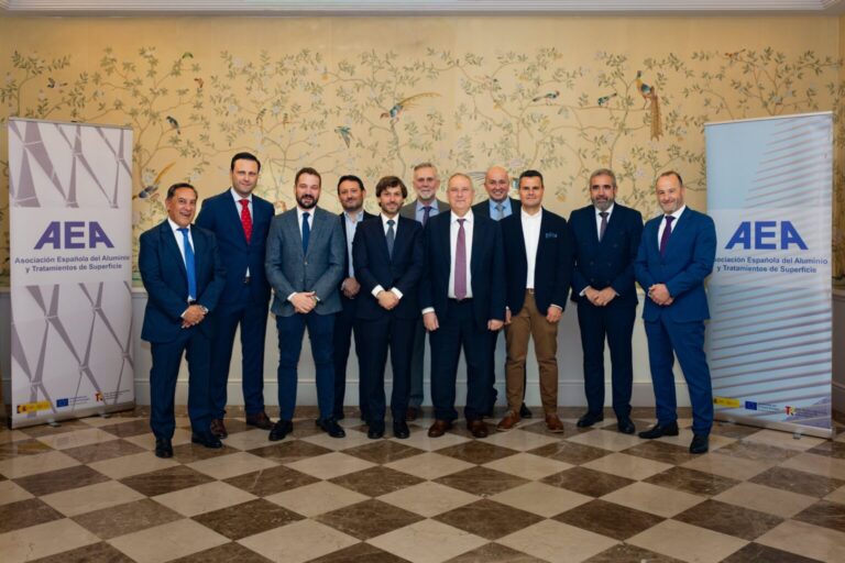 Reunión Clave entre Patronal del Aluminio y Ministro de Industria para Abordar Desafíos del Sector