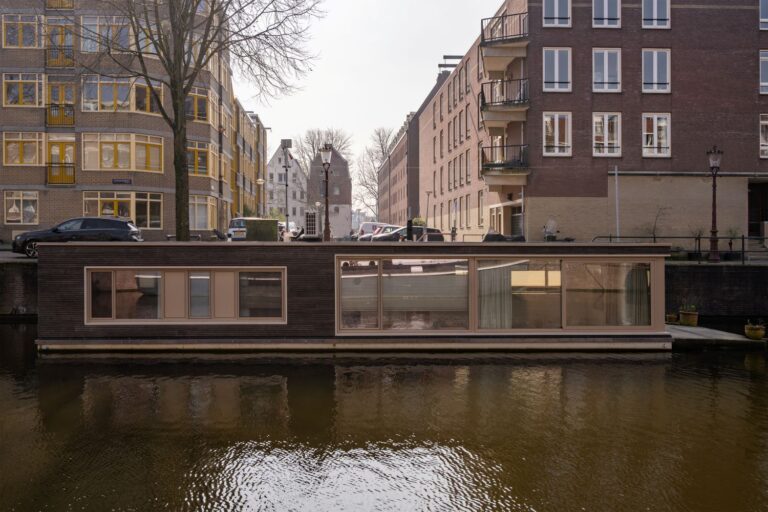 HIMACS transforma una casa flotante en Ámsterdam
