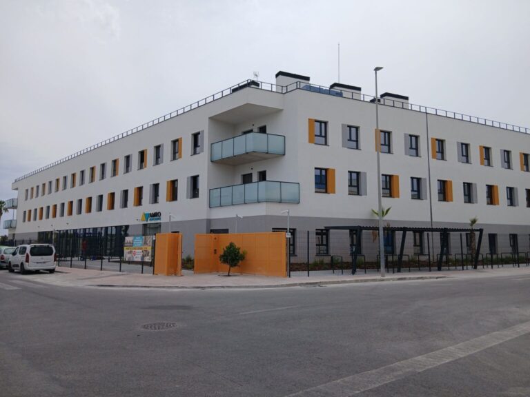 Residencias De Estudiantes AMRO: Confort Y Calidad En La Construcción Sostenible