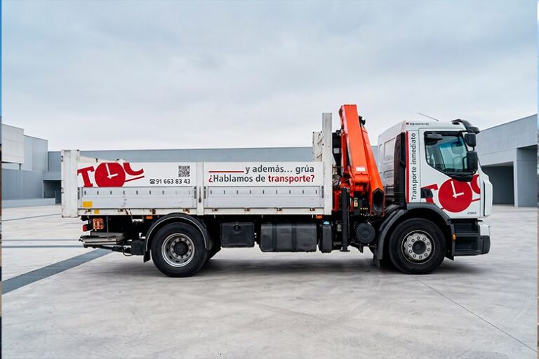 Transporte Eficiente con Camión Grúa: La Solución de Top Courier para la Reactivación Empresarial en Madrid