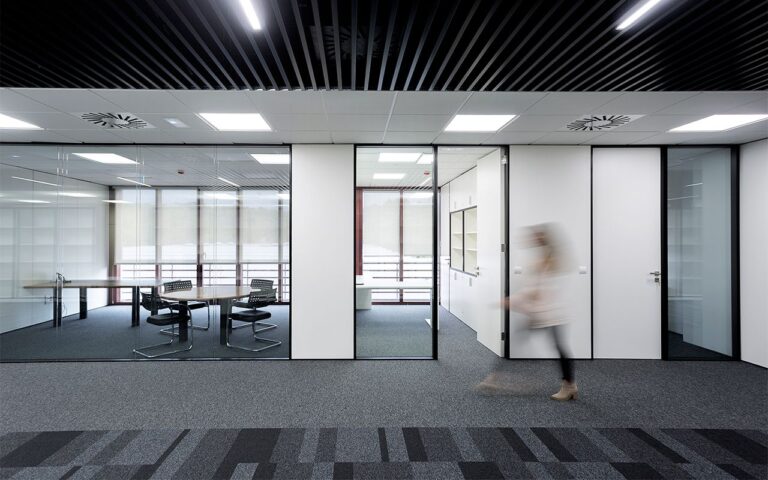 La Innovación del Suelo Técnico Elevado Impulsa la Flexibilidad en Oficinas de Málaga